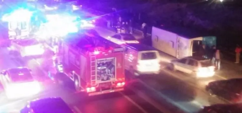 İstanbul'da halk otobüsü devrildi!