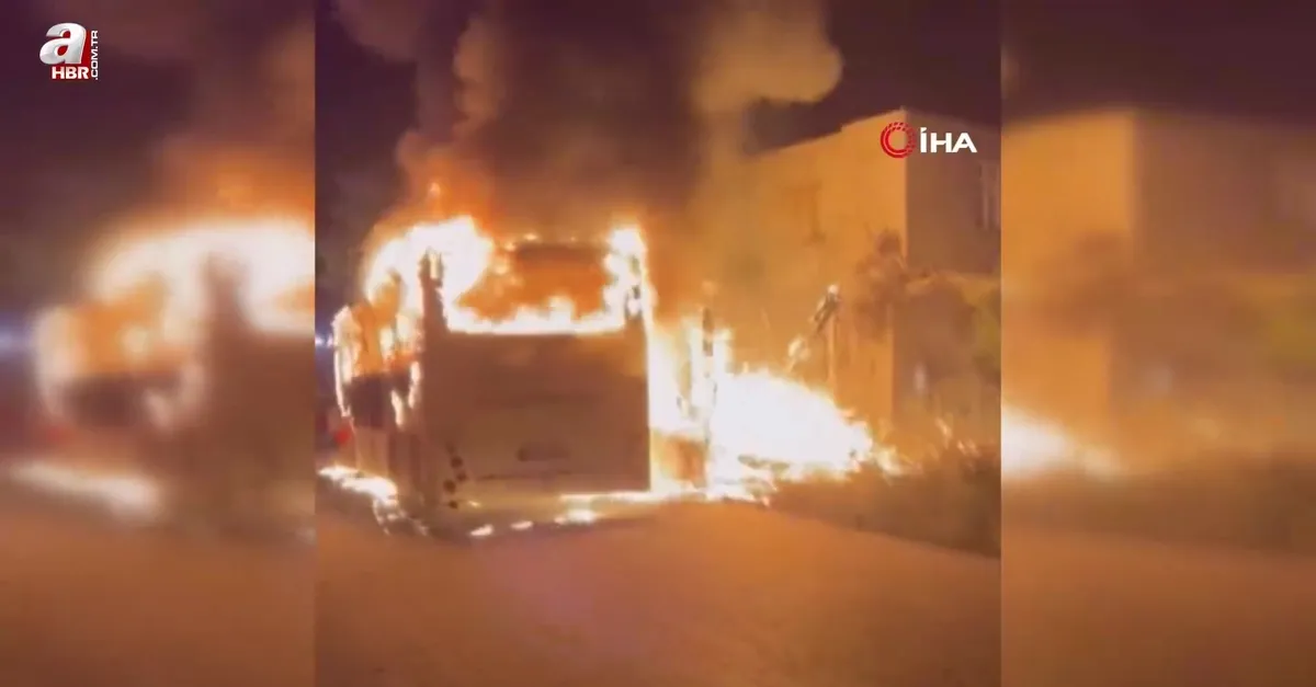 Park halindeki otobüs alev alev yandı