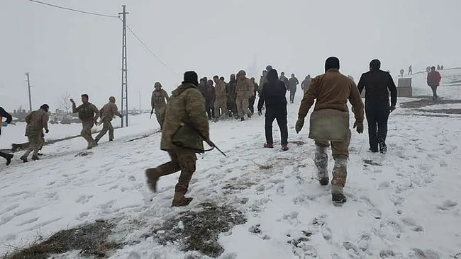 Bitlis’te Türkiye’nin yüreğini yakan felaket: Ceketimi çıkararak üşümemesi için üzerine serdim
