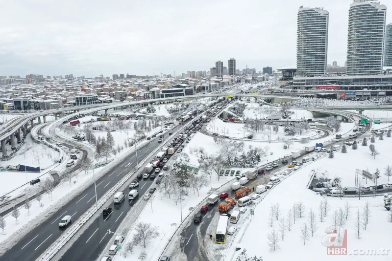 İstanbul’un kara günleri! İBB karla mücadelede yetersiz kaldı | A Haber ekibi kar mesaisinde 22
