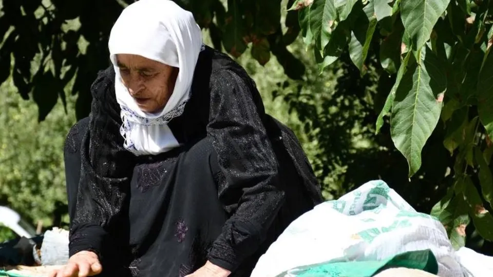 Evlerin damları kışlıklarla doldu