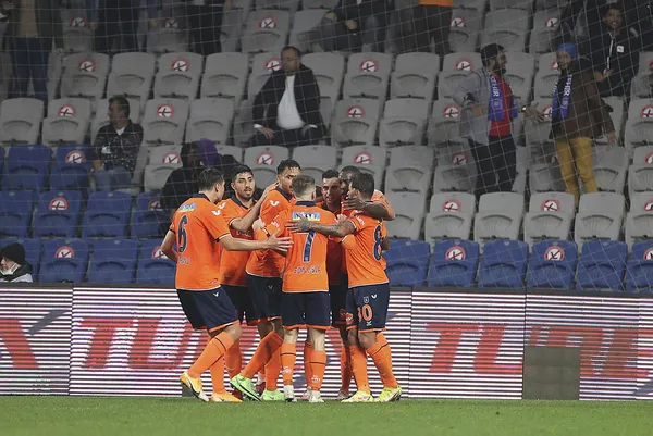 kara-kartala-basaksehir-freni-basaksehir-3-2-besiktas-mac-sonucu-ozet-1634327493663.jpg Kara Kartal'a Başakşehir freni! Başakşehir 3-2 Beşiktaş (MAÇ SONUCU - ÖZET) - 3