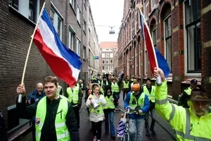 Hollandada sarı yelekliler hükümeti protesto etti