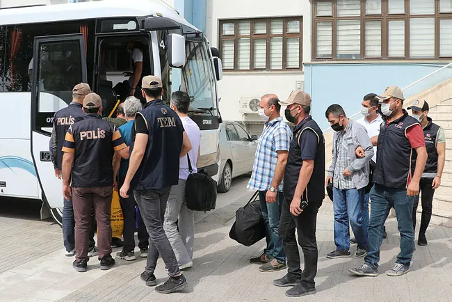 denizlide-fetoden-aranan-10-kisi-yakalandi-1622814595059.jpg Denizli'de FETÖ'den aranan 10 kişi yakalandı - 1