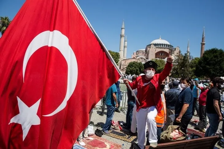 86 yıllık hasret bir cuma vakti vuslata erdi! Ayasofya Camii'nin ibadete açılışının yıl dönümü