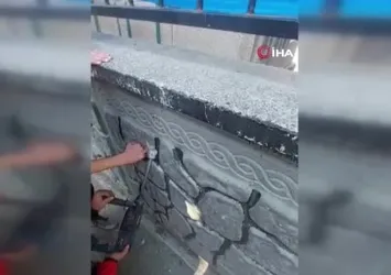 Mersin’de oyun oynarken parmağını duvara sıkıştırdı
