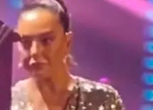 Ebru Gündeş’in anne acısı dinmedi! Arabeskin kraliçesi sahnede gözyaşlarına engel olamadı, konsere ara verdi