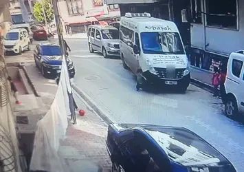Esenyurt'ta servis minibüsünün altında kalan çocuk öldü! Kaza anı kamerada