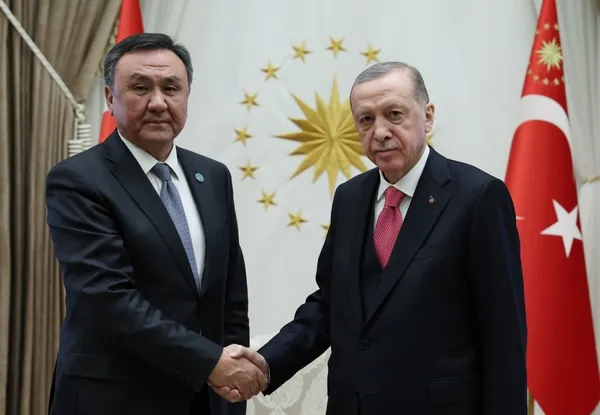 baskan-erdogan-turk-devletleri-teskilati-genel-sekreteri-omuraliyevi-kabul-etti-1678461673593.jpg Başkan Erdoğan Türk Devletleri Teşkilatı Genel Sekreteri Ömüraliyev'i kabul etti - 1