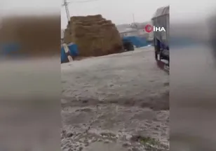 Posof'ta aşırı yağış sonrası sel: Yol çöktü