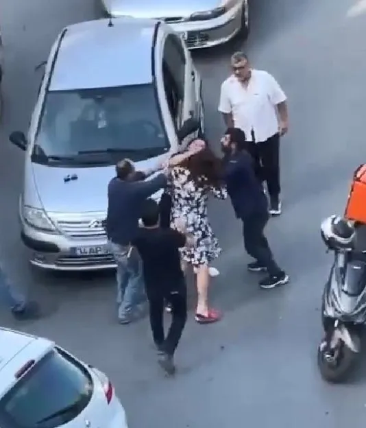 istanbulda-yol-verme-kavgasi-kadin-suruculer-sac-basa-birbirine-girdi-1663052369777.jpg İstanbul’da yol verme kavgası! Kadın sürücüler saç başa birbirine girdi - 4