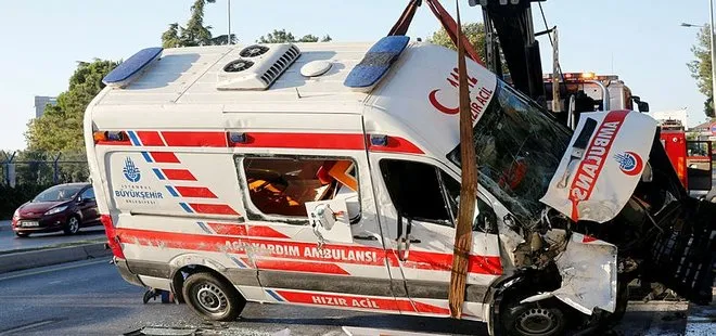 Bakırköy’de ambulans devrildi!