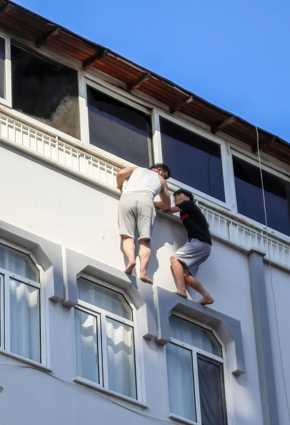 Antalya'da yangın dehşeti: Korkuluğa tutunup yardım beklediler! İtfaiye son anda yetişti - 5