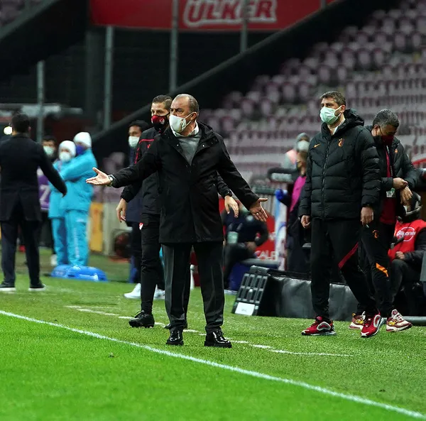 Galatasaray Teknik Direktörü Fatih Terim’den Çaykur Rizespor maçı sonrası MHK’ya eleştiri: Hep bizde deniyorlar böyle ilkleri