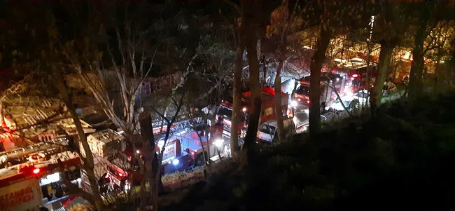İstanbul’da 2 katlı ahşap bina alev alev yandı - 2