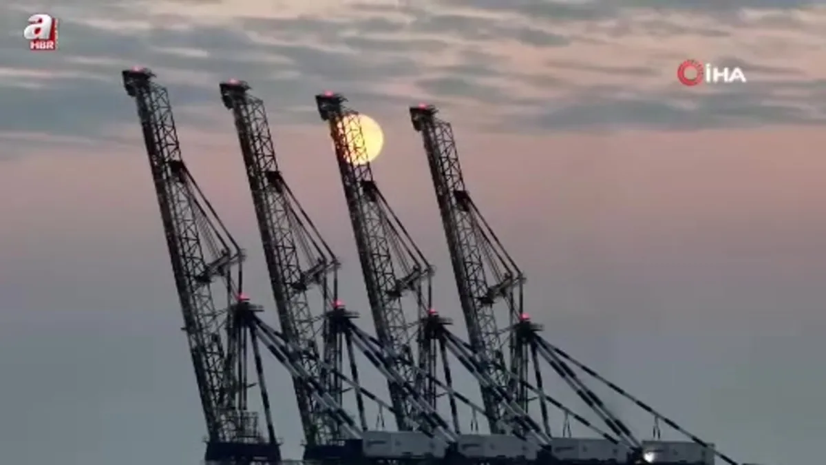 Dolunay Ambarlı limanıyla görüntülendi