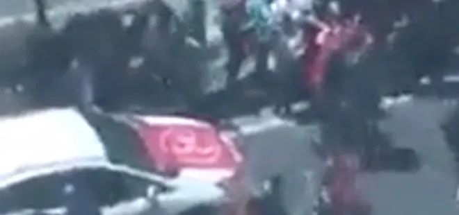 CHP ve HDP’liler üç hilal taşıyan otomobile saldırdı! Ortalık bir anda karıştı! İşte o anlar...