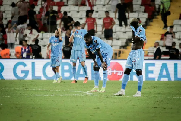 1661294297943.jpg Trabzonspor taraftarından Kopenhag'a gece yarısı hoş geldiniz partisi! Dev misilleme ile gece boyu otel önünü inlettiler - 7