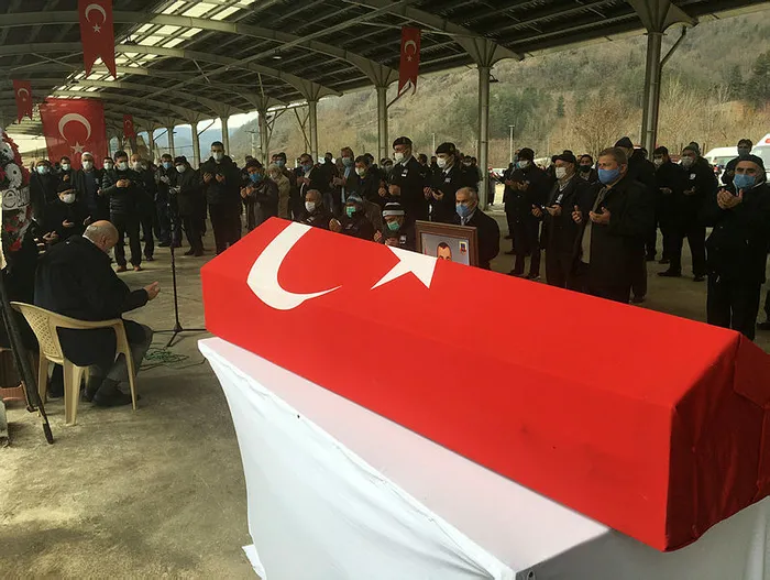 Tekne faciasında yaşamını yitiren teğmen Musa Bulut toprağa verildi - 1