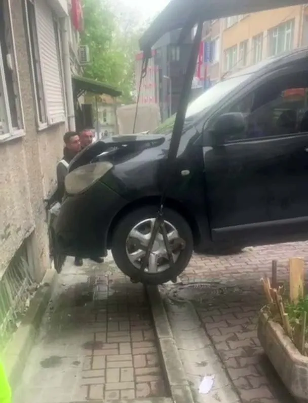 besiktasta-kontrolden-cikan-arac-binaya-carpti-o-anlar-guvenlik-kamerasinda-1714057818499.jpg Beşiktaş'ta kontrolden çıkan araç binaya çarptı! O anlar güvenlik kamerasında... - 2