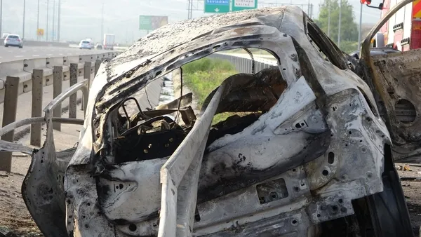 1693117098111.jpg Bariyerler önden girdi arkadan çıktı! Kuzey Marmara'da korkunç kaza: Yanarak can verdiler - 2