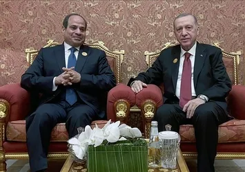 Türkiye Mısır ilişkilerinde yeni dönem! Tarihi ziyaret öncesi dikkat çeken yazı: Erdoğan ve Sisi bölgesel eksen oluşturabilir mi?
