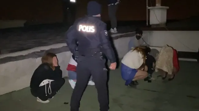 Konya'da kısıtlamayı ihlal edip eğlence merkezine gidenler polisi görünce nereye saklanacaklarını şaşırdılar - 7