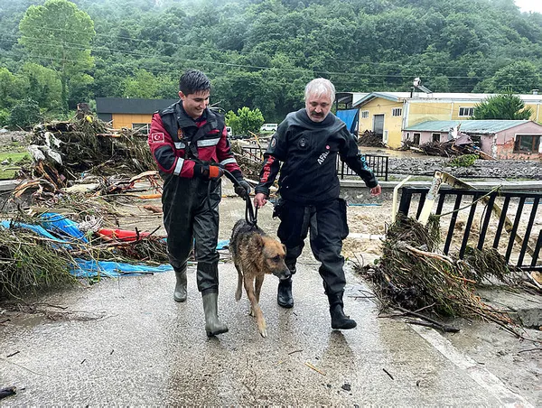 Sel bölgesinde son durum! Devlet tüm imkanlarıyla seferber oldu | Doğu Karadeniz’e flaş uyarı! Bakan Ali Yerlikaya duyurdu