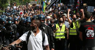 Aşı karşıtları Fransa’yı karıştırdı! Sarı Yelekliler de katıldı Fransa sokaklarında gerginlik arttı