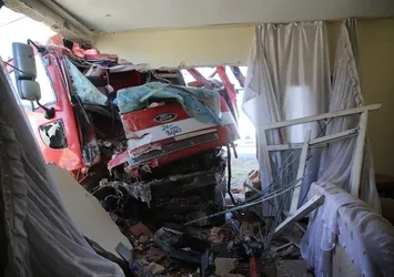 Antalya'da çöp kamyonu eve girdi