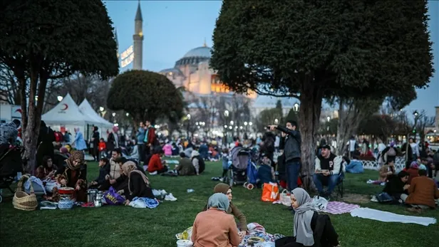 iftar-cadiri-istanbul-2023-ibb-iftar-cadirlari-nerede-ne-zaman-kurulacak-yenikapi-besiktas-kadikoy-uskudar-1679465343845.jpg