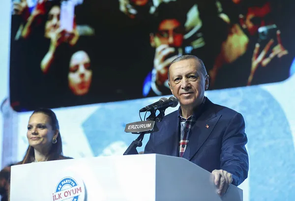 Başkan Recep Tayyip Erdoğan Erzurum’da gençlerle buluştu: 6’lı masa naylon yapıda
