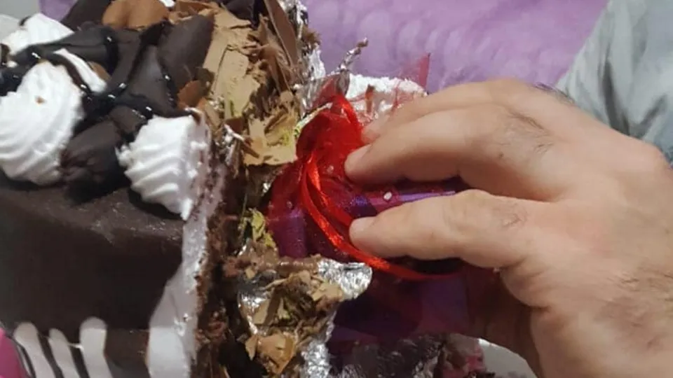 Pastaneden aldığı pastadan çıkanı görünce şaştı kaldı! Pastane sahibini arayıp...