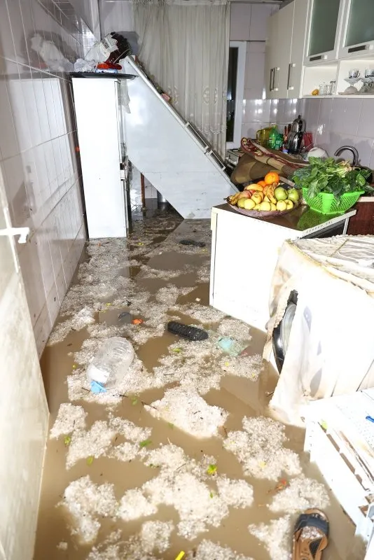 Son dakika: İzmir'de görülmemiş felaket! Hortum araçları 10 metre havaya kaldırıp binaların üzerinden savurdu