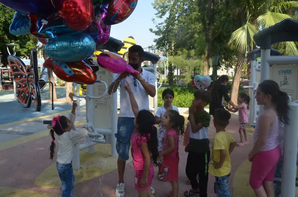 1626890126581.jpg Antalya'da çocuk mezarlarına balon bağlanmasının yürekleri burkan hikayesi: "Çocuğum mezarda o gelemez" - 4