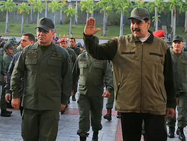 Maduro askerlerle yürüyerek gövde gösterisi yaptı