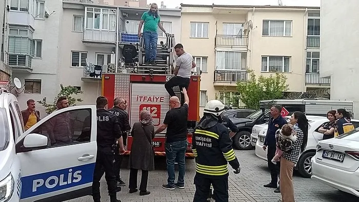eskisehirde-akilalmaz-olay-polisten-saklanirken-komsusunun-balkonunda-mahsur-kaldi-1713801074079.jpeg Eskişehir’de film sahnelerini aratmayan olay! Polisten kaçtı fileye tutuldu - 4