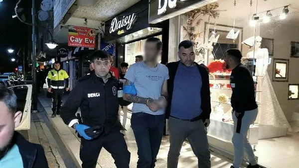 uyusturucu-ile-yakalandi-aglamaya-basladi-1664249139906.jpeg Uyuşturucu ile yakalandı ağlamaya başladı! - 1