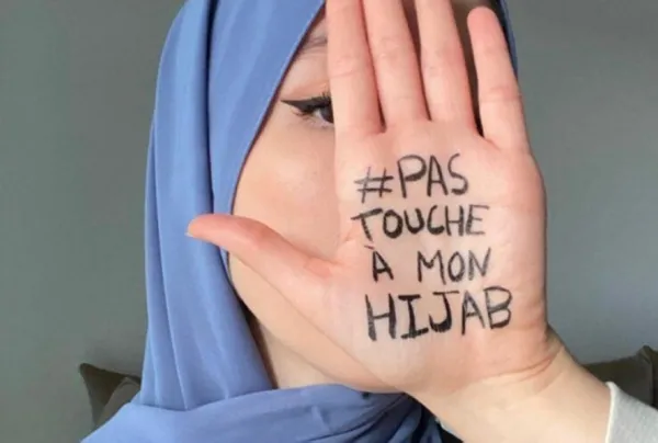 Fransa’da Müslüman kadınlar İslam düşmanlığına karşı ayaklandı: Başörtüme dokunma