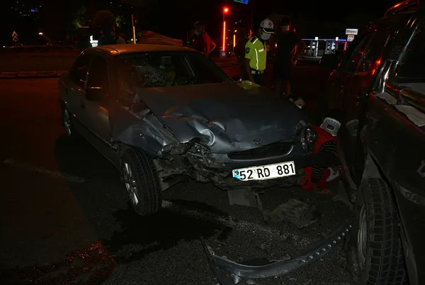 Ordu'da feci kaza! otomobille kamyonet çarpıştı: 4 yaralı - 1