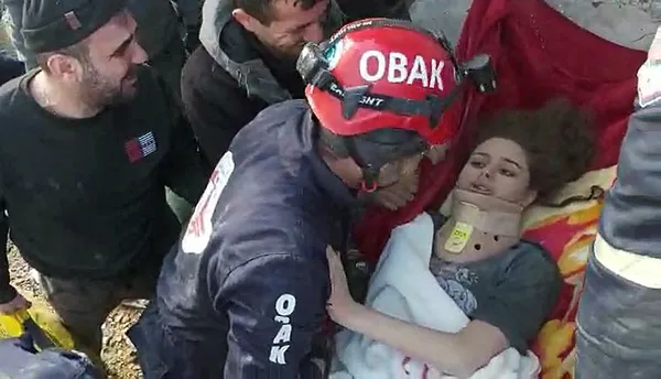 Depremden saatler sonra mucizeler sürüyor! Arama kurtarma ekipleri tüm gücüyle devrede! İşte o anlar...