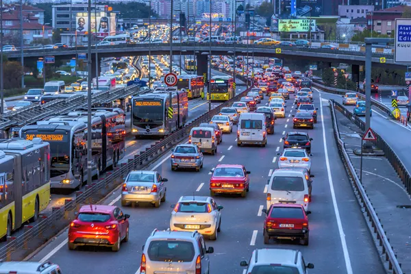 son-dakika-haftanin-ilk-is-gunu-trafik-durma-noktasina-geldi-1639374016546.jpg Son dakika: Haftanın ilk iş günü trafik durma noktasına geldi - 4