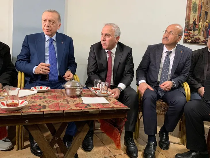 Başkan Erdoğan'dan Fatih'te esnaf ziyareti! Çay içip sohbet ettiler