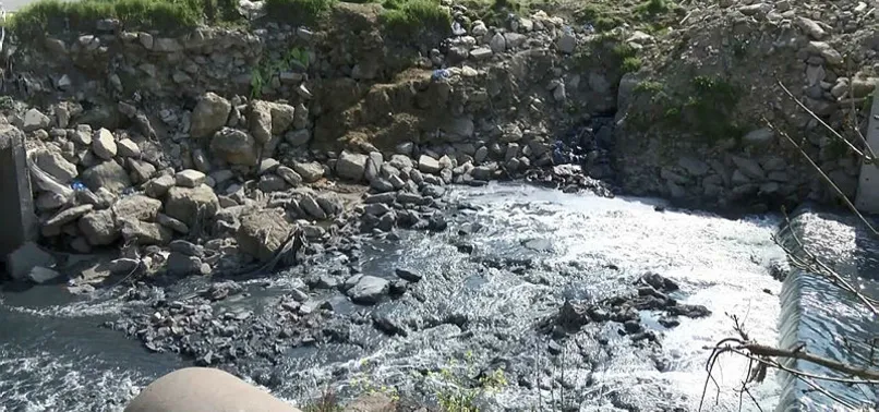 Esenyurt'ta bulunan Haramidere yine atıklar nedeniyle mavi aktı