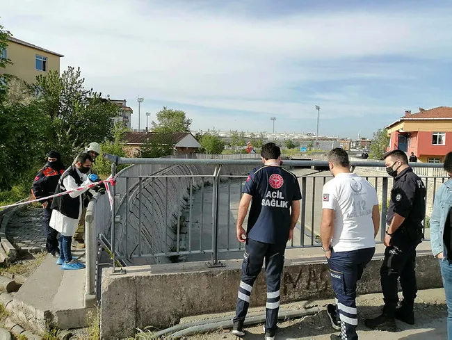İstanbul'da şoke eden olay! Korkuluklara asılı erkek cesedi bulundu - 3