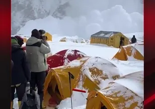 EVEREST’TE ÇIĞA YAKALANDILAR