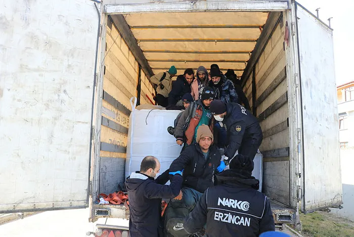 TIR dorsesinden 56 kaçak göçmen çıktı - 4