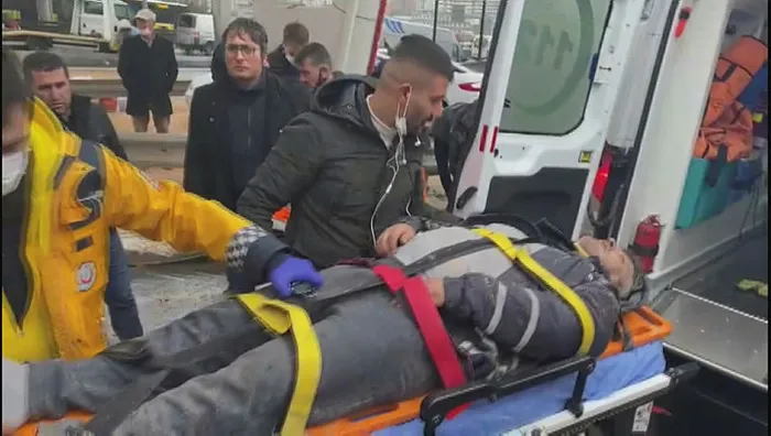 Son dakika: Beylikdüzü'nde korkunç kaza: Kepek yüklü kamyon devrildi! Motokurye ölümden öldü - 2