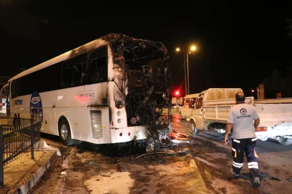 denizlide-alev-alev-yanan-yolcu-otobusu-kullanilamaz-hale-geldi-1630185408222.jpg Denizli'de alev alev yanan yolcu otobüsü kullanılamaz hale geldi - 4