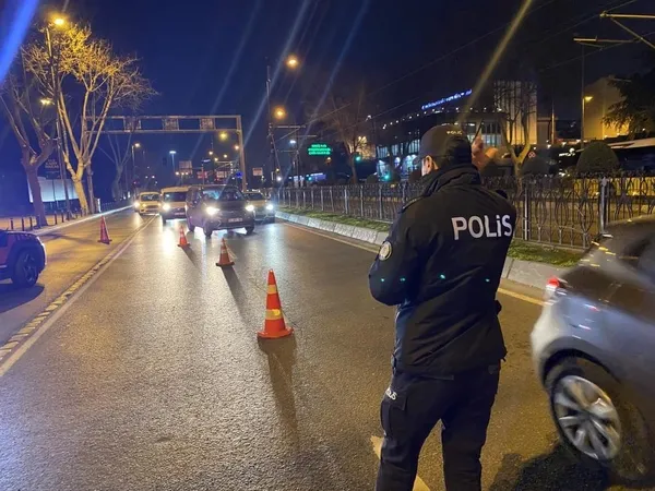 istanbul-genelinde-huzur-uygulamasi-narkotik-kopekler-ile-araclar-didik-didik-arandi-1708555108909.jpeg İstanbul genelinde huzur uygulaması! Narkotik köpekler ile araçlar didik didik arandı - 1